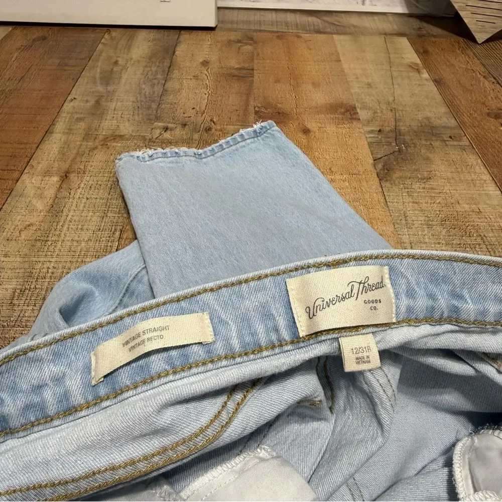 Universal Thread Women vintage straight Fit Ripped Denim Jeans, Light Blue